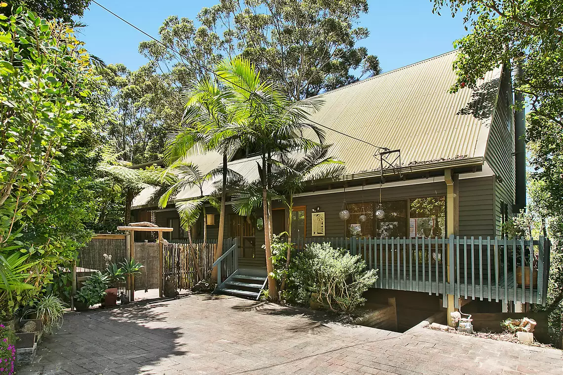 28 Armagh Parade, Thirroul Sold by Laurence Morgan Real Estate - image 1