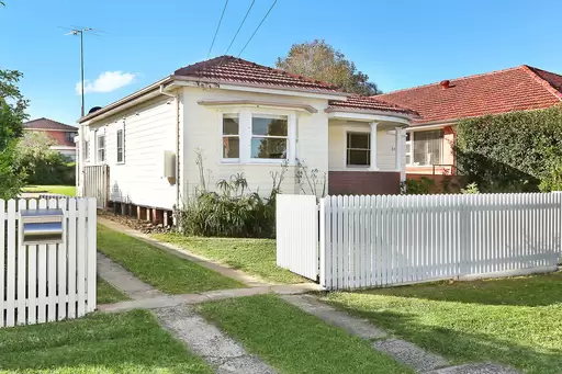 54 Balgownie Road, Fairy Meadow Sold by Laurence Morgan Real Estate