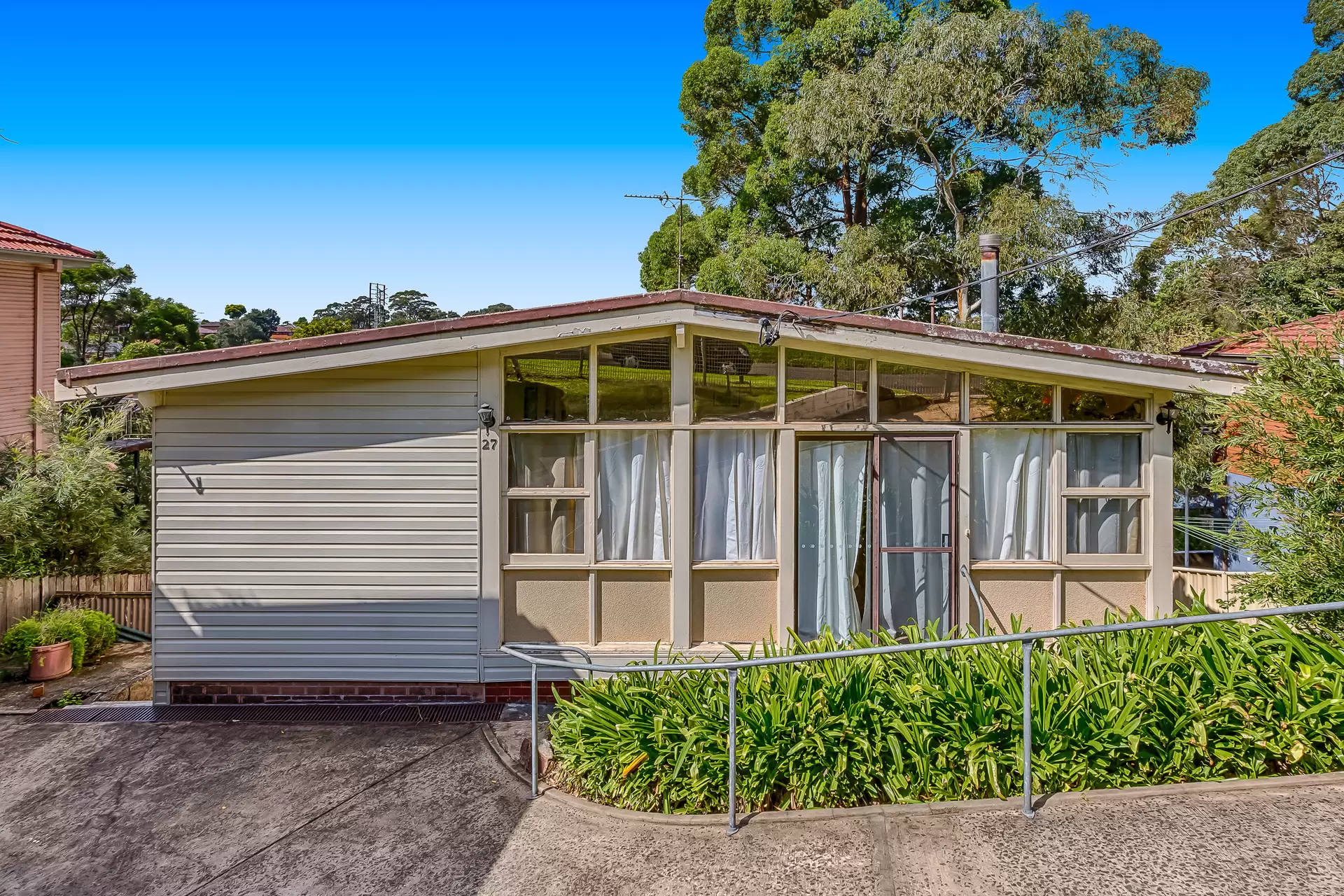 27 Iris Avenue, Coniston Sold by Laurence Morgan Real Estate - image 1